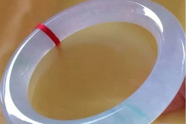 翡翠手鐲用什么油保養 翡翠手鐲多久保養一次
