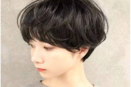 2022紋理燙女生中短發型