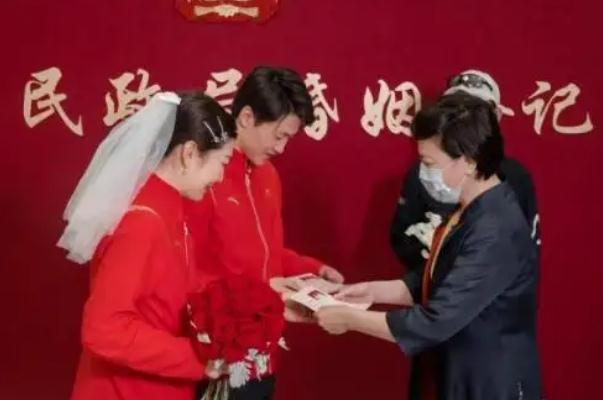 結婚證照片是自帶還是現場拍 結婚證照片有什么要求嗎