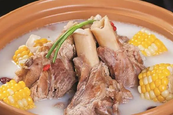 骨頭湯是湯有營養還是肉有營養 骨頭湯吃肉好還是喝湯好