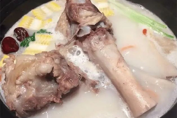 骨頭湯用什么骨頭比較好 骨頭湯喝排骨湯哪個營養高