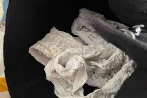 女子網購牛仔褲竟在里面發現內褲 網購發現異物怎么處理
