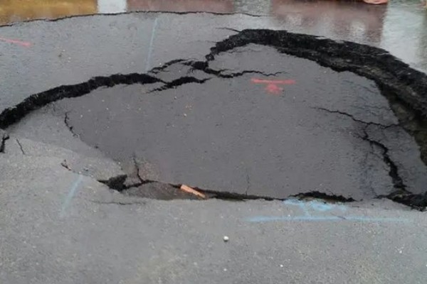合肥一路面發生塌陷有人騎車墜入 地面塌陷什么原因造成的