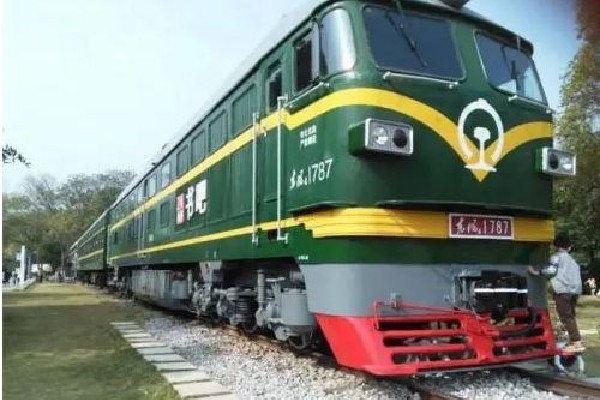 男子帶小狗回家過(guò)年在火車(chē)上打地鋪 火車(chē)要提前多久進(jìn)檢票口