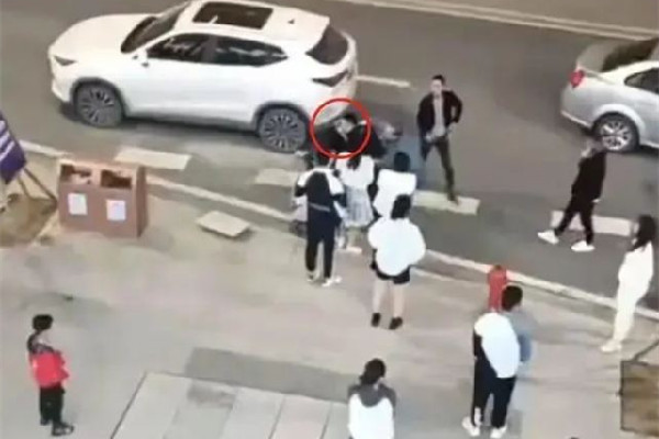 當街毆打踹飛女孩男子已被刑拘 毆打他人怎么算情節輕微