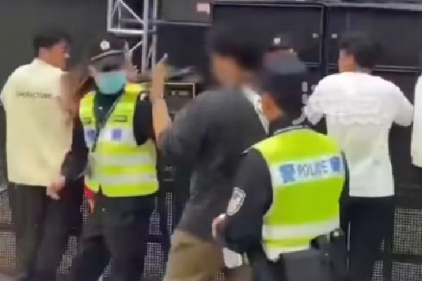 成都草莓音樂節一男子對警察豎中指 豎中指的含義是什么意思