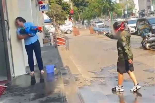 潑水節男子戴頭盔拿水槍進銀行火拼 潑水節是哪個地方的習俗